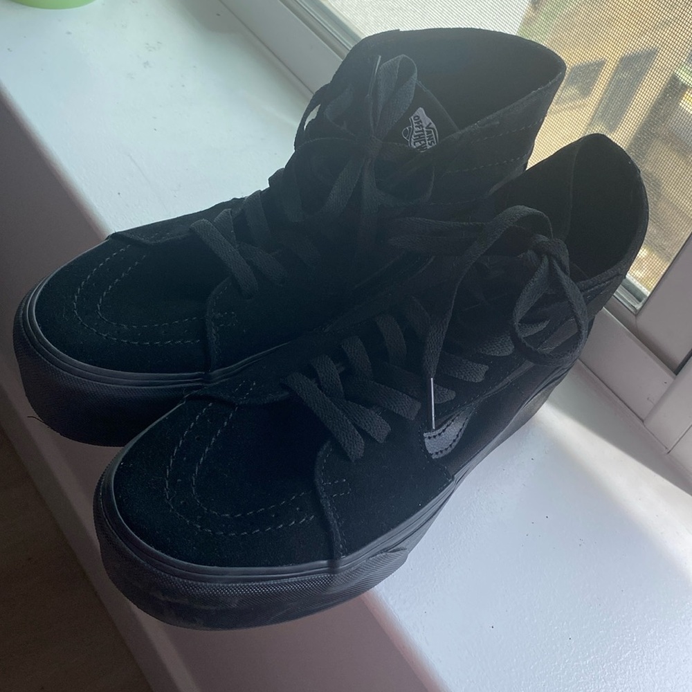 CUTE BLACK VANS HI TOP